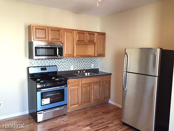 2nd image of 923 Elm St APT 2C