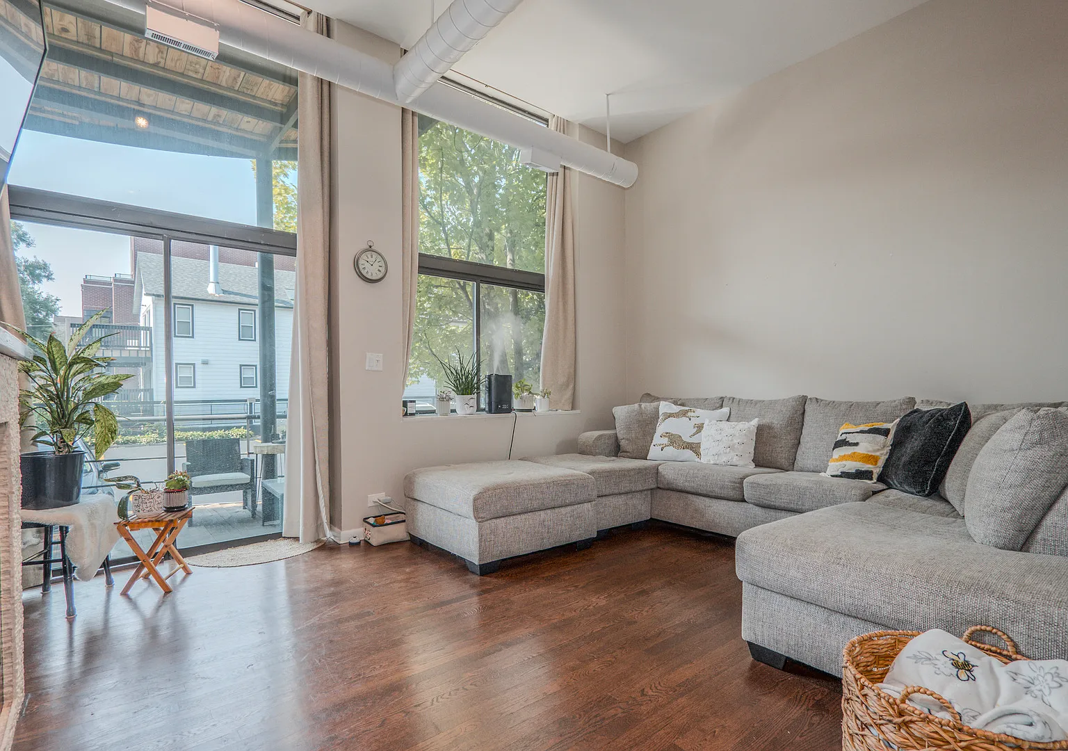 1 bed, 700 sqft, $2,700 — Photo 2