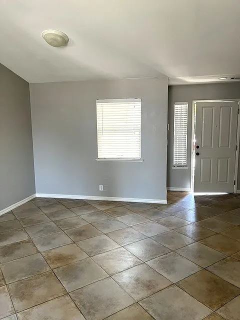 3 bed, 1570 sqft, $2,400 — Photo 3