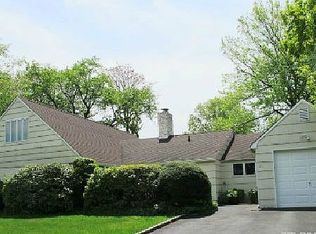 21 Robbins Ln, Great Neck, NY 11020