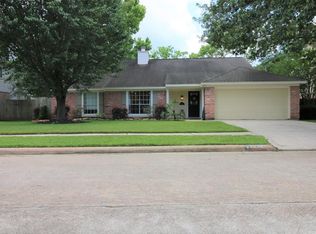 2324 Parkview Dr, Pearland, TX 77581