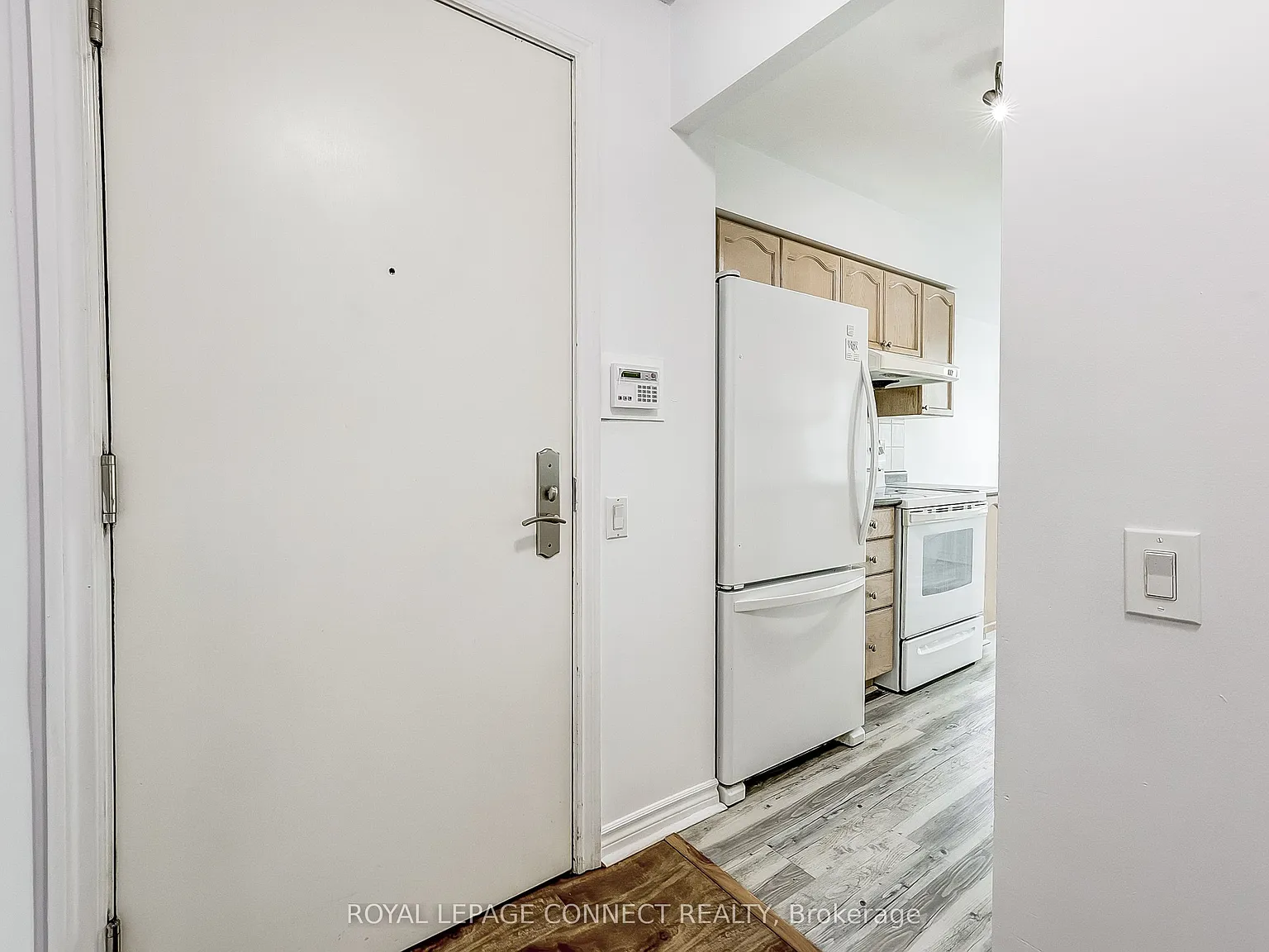 61 Town Centre Ct — Photo 3