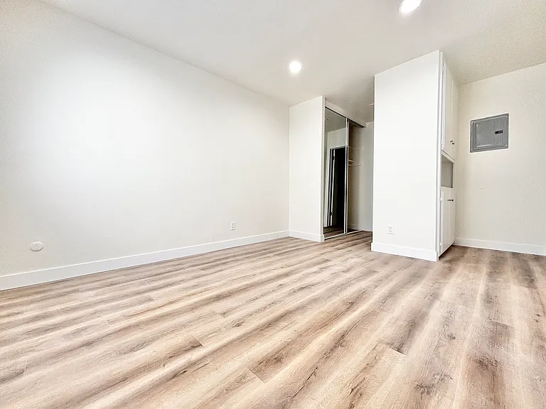 1784 N Sycamore Property — Photo 8