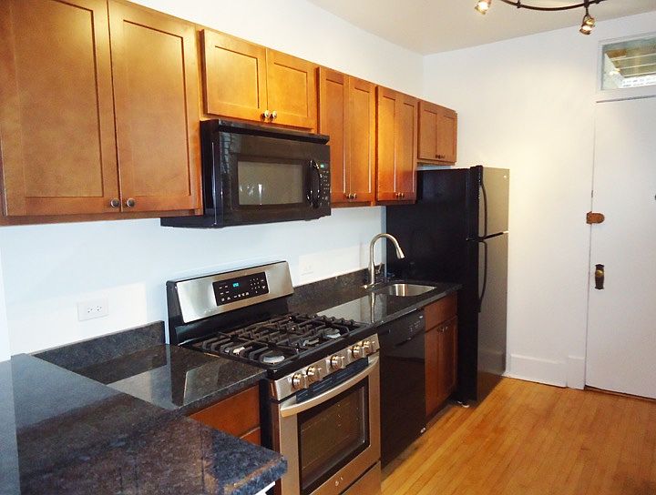 1st image of 931 W Cornelia Ave APT 3B
