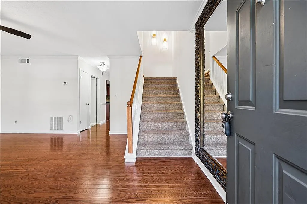 6900 Roswell Rd — Photo 4