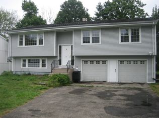 11 Surrey Dr, Riverside, CT 06878