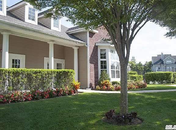 2nd image of 136 Paddington Cir