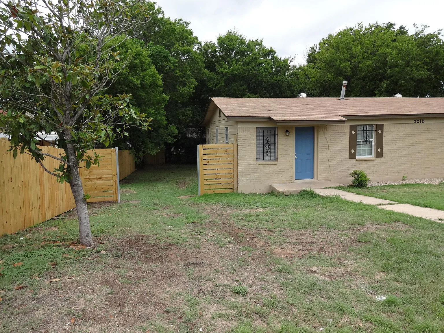 2212 Greenwood Ave — Photo 2