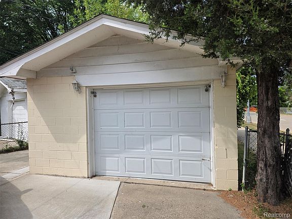 3rd image of 20663 Hollywood St