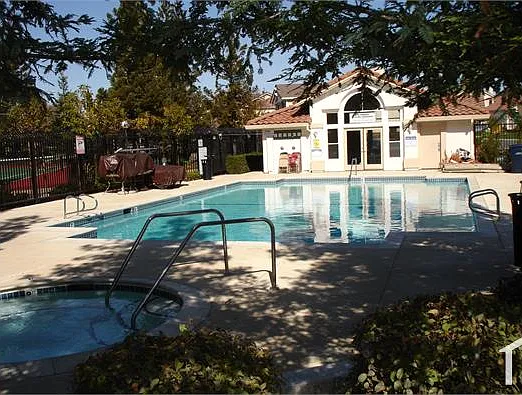 6 bed, 3392 sqft, $4,500 — Photo 3