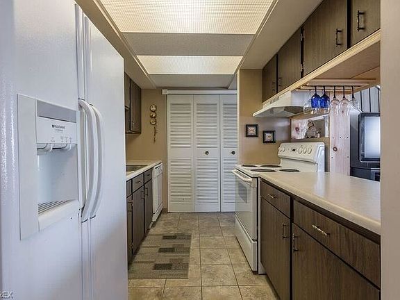 5th image of 8013 Independence Dr APT A