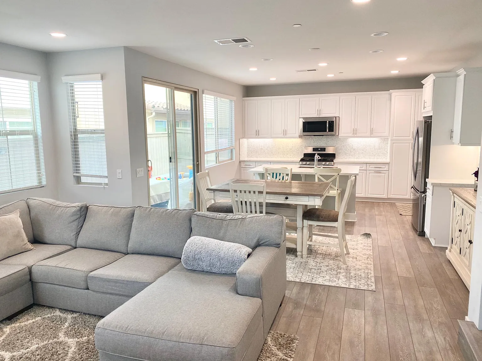 4 bed, 1776 sqft, $4,075 — Photo 3