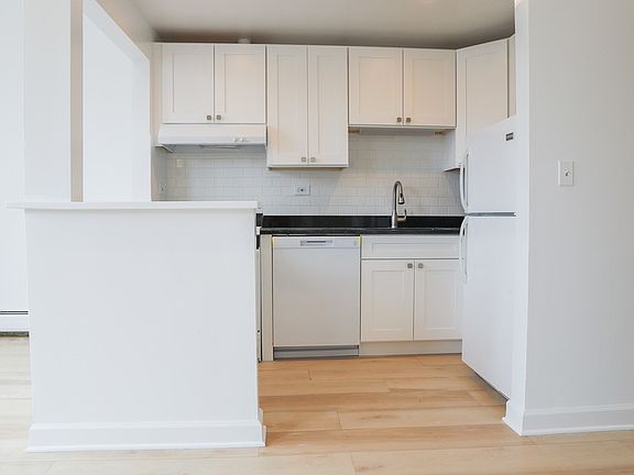 3rd image of 1764 N Clark St Unit 1