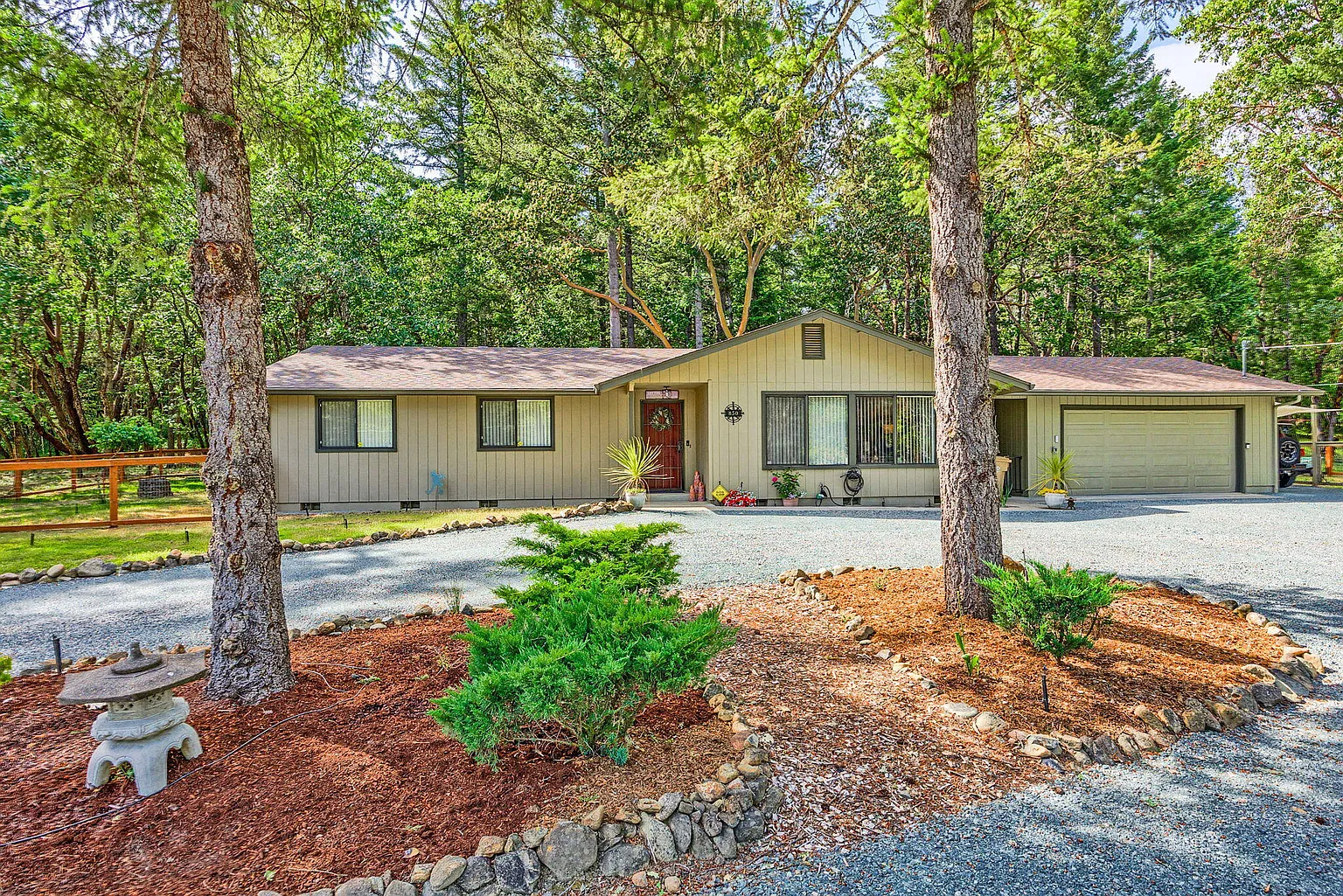 850 Red Mountain Dr photo 1