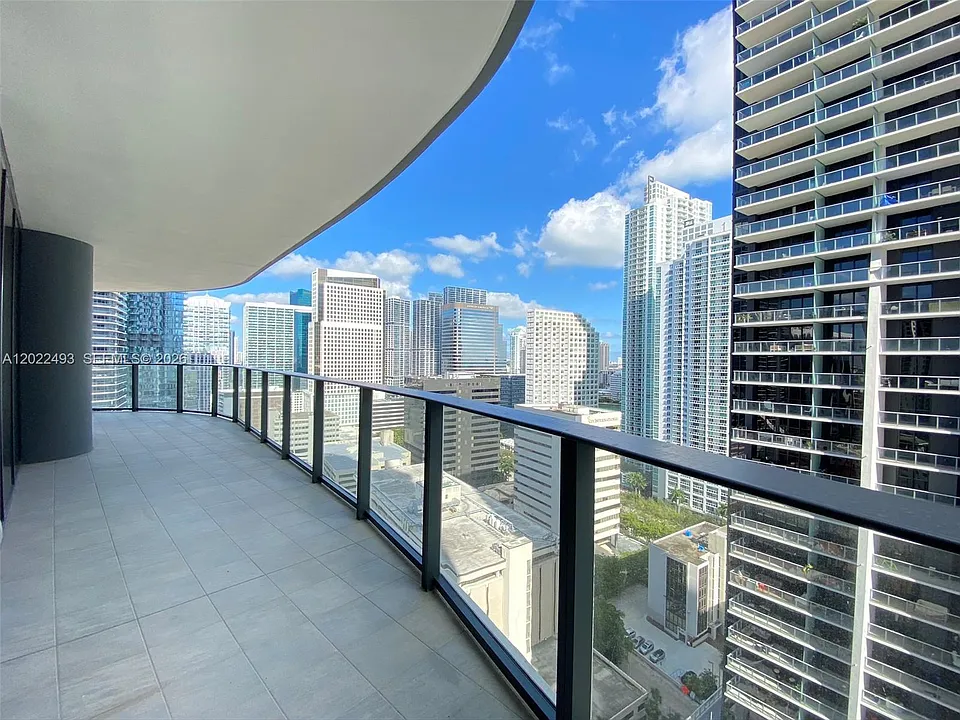 1000 Brickell Plz #2715