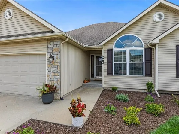 9004 N Essex Dr, Kansas City, MO 64156