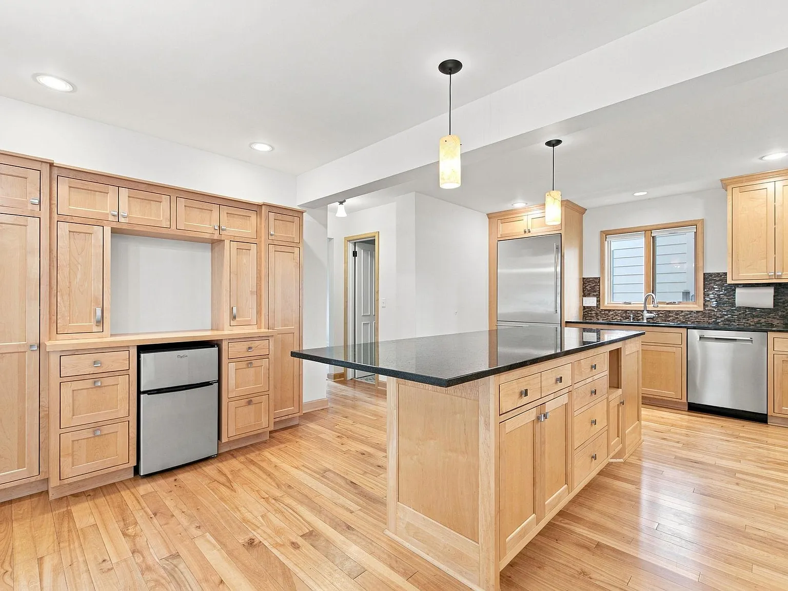 4 bed, 2.5 bath, 3610 sqft, $4,950 — Photo 3