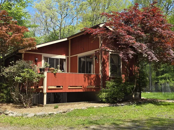 664 Twin Lakes Rd, Shohola, PA 18458