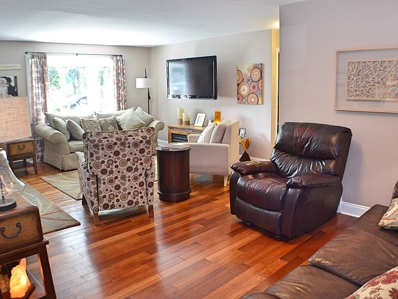 4th image of 17 Cortland Dr