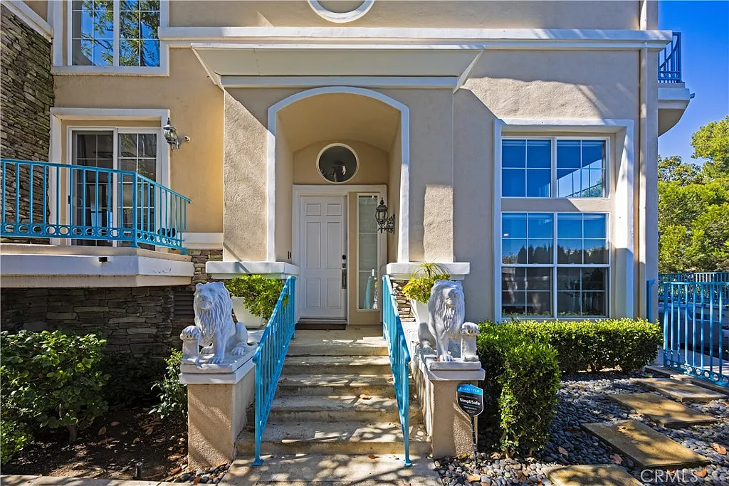 3 bed, 2.5 bath, 2301 sqft, $8,995 — Photo 4