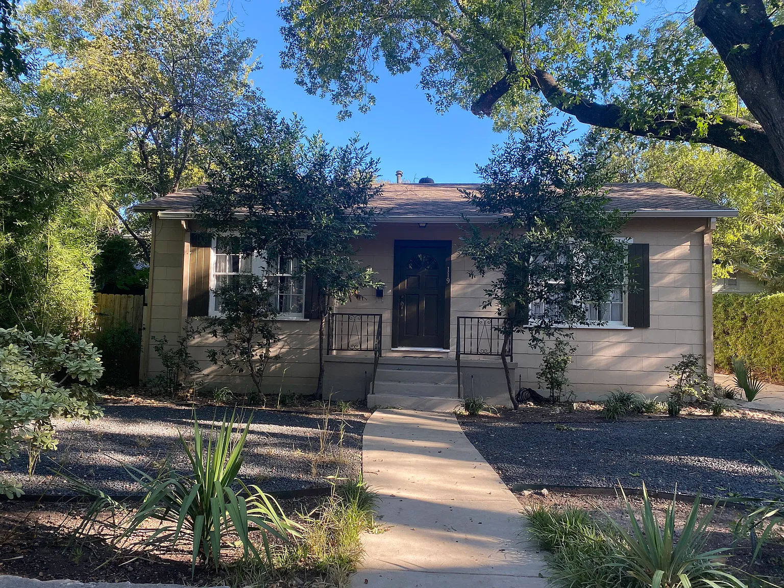 3 bed, 1294 sqft, $2,400 — Photo 1