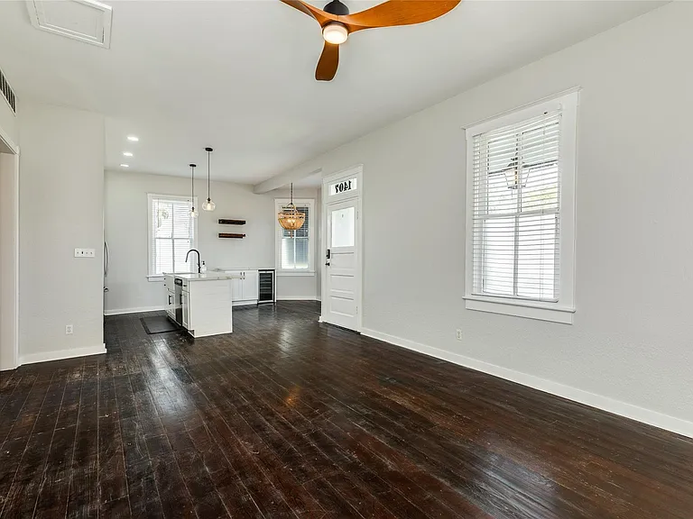 1407 Winnie St — Photo 15
