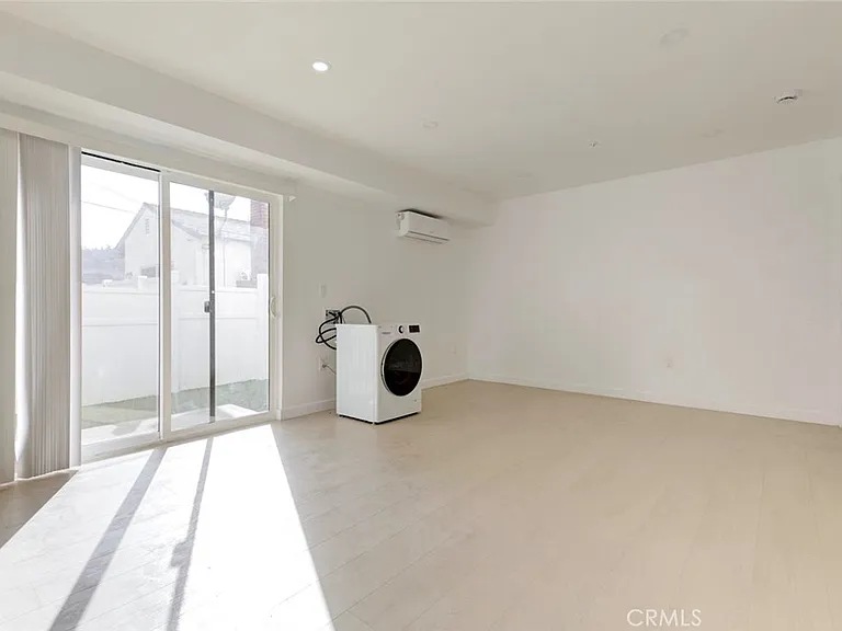 5654 1/2 Cartwright Ave #5654 — Photo 1