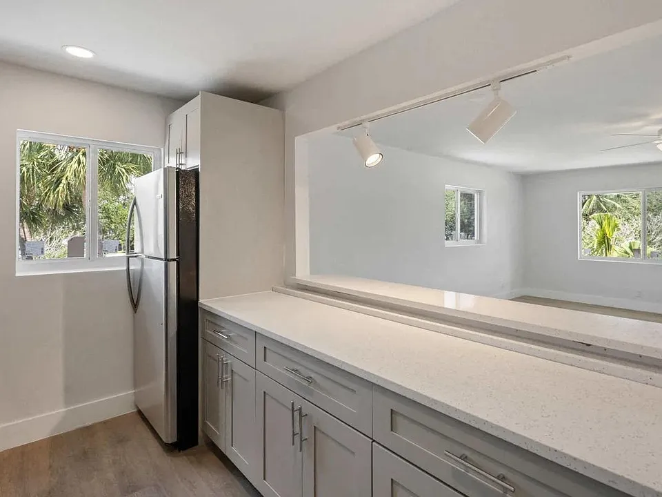 100 SW 14th St