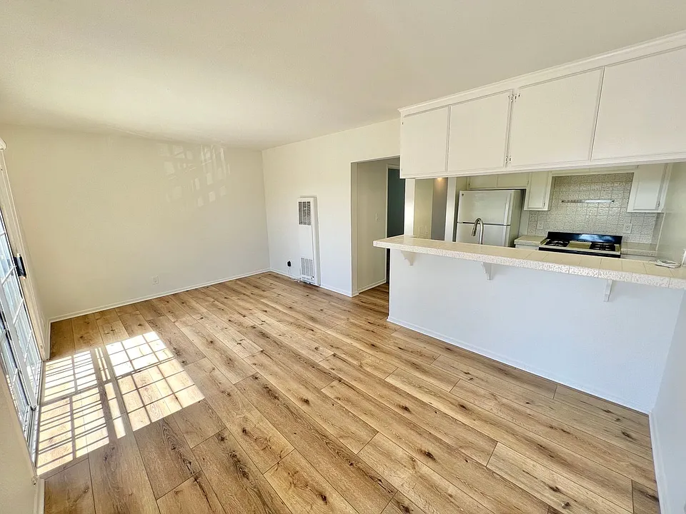 Top-Floor 2BD/1BA with Private Deck
