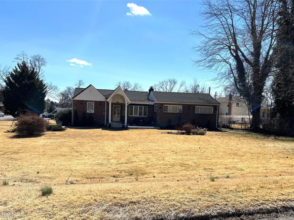 38 Hilltop Lane, Wheatley Heights, NY 11798