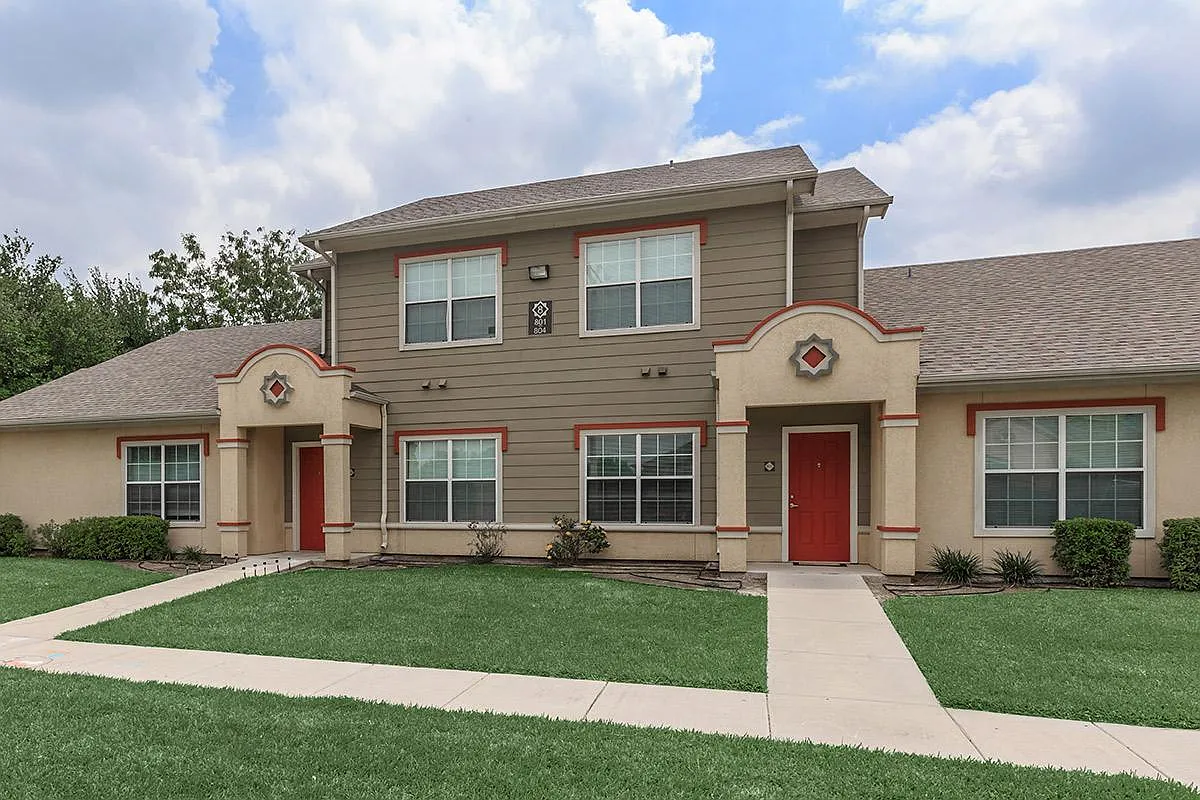 Retama Village II Apartments — Photo 2