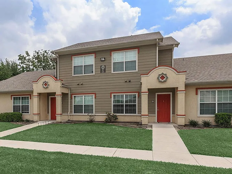 Retama Village II Apartments — Photo 2