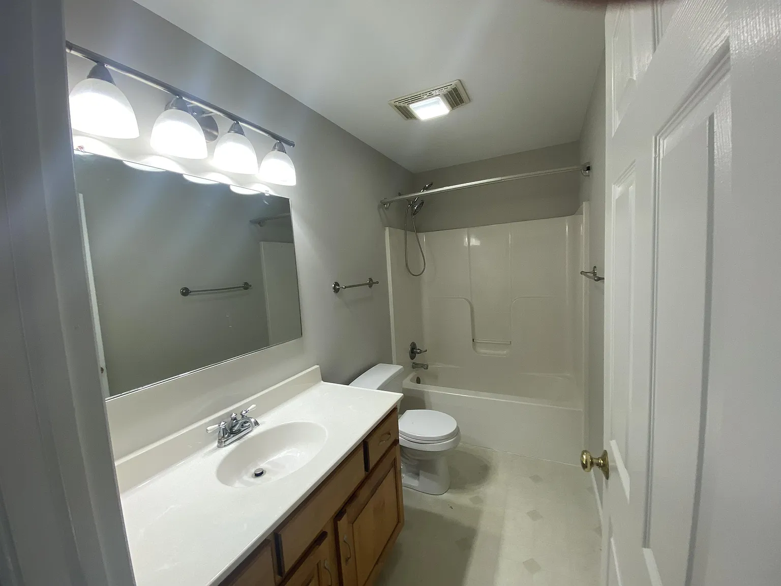 517 E Linden St — Photo 4