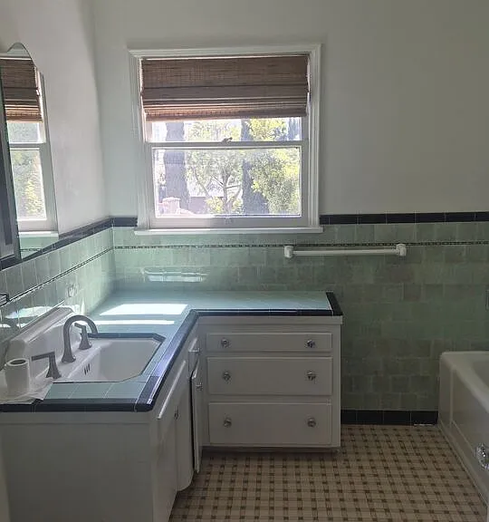 4424 S Victoria Ave — Photo 10