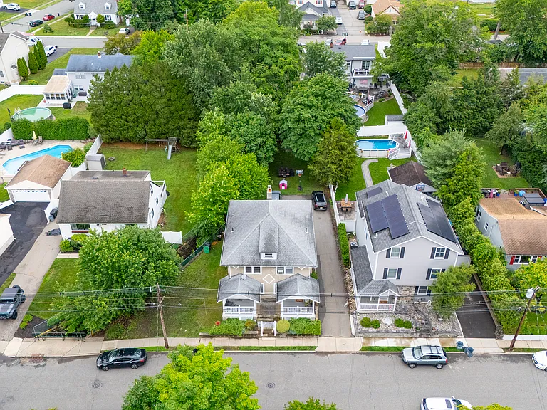 139 Van Ave — Photo 16