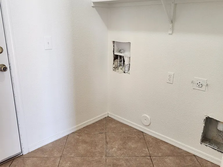5931 W Albeniz Pl — Photo 8
