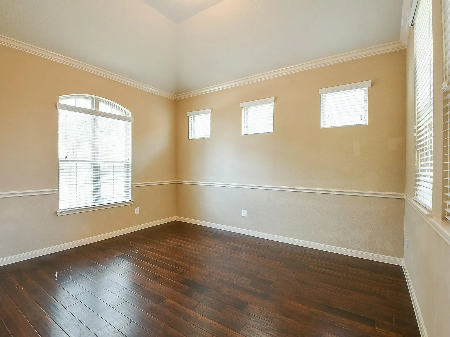 3 bed, 2.0 bath, 2098 sqft, $2,900 — Photo 4