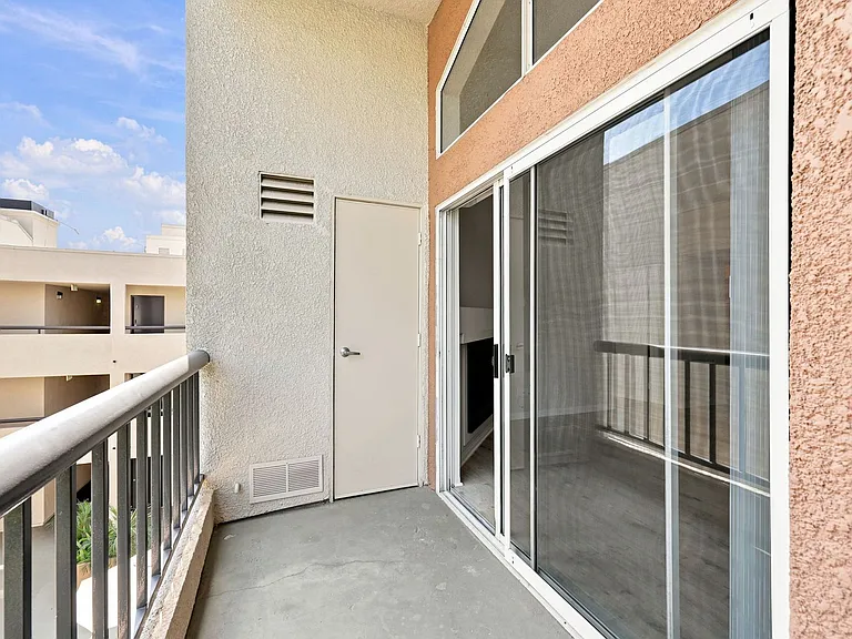 21550 Burbank Blvd #312 — Photo 13