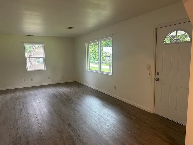 540 N Diamond Blvd — Photo 7