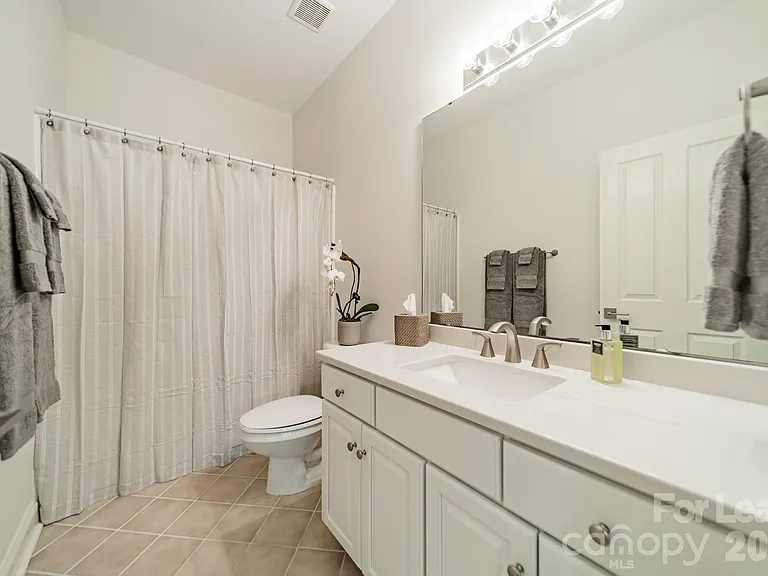 642 E 9th St — Photo 25