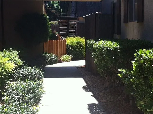 1078 Franklin Ave — Photo 44