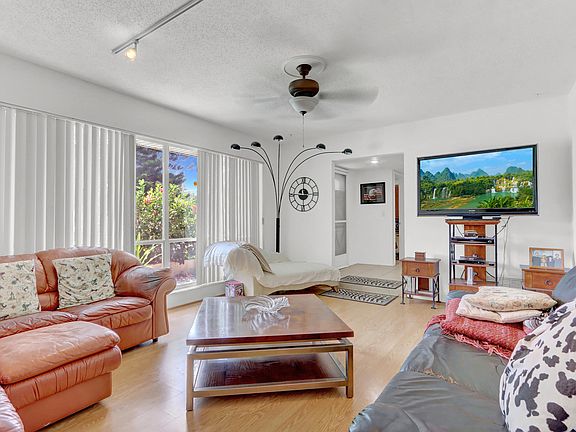 4th image of 216 NE Mainsail Street