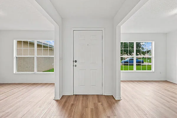 4 bed, 2.0 bath, 2555 sqft, $2,950 — Photo 3
