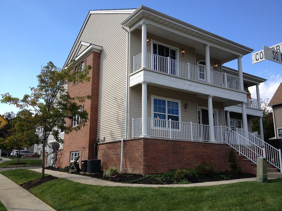 NEWER 3 LEVEL TOWNHOUSE