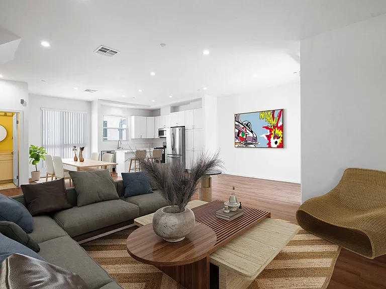 6656 Balboa Blvd — Photo 3
