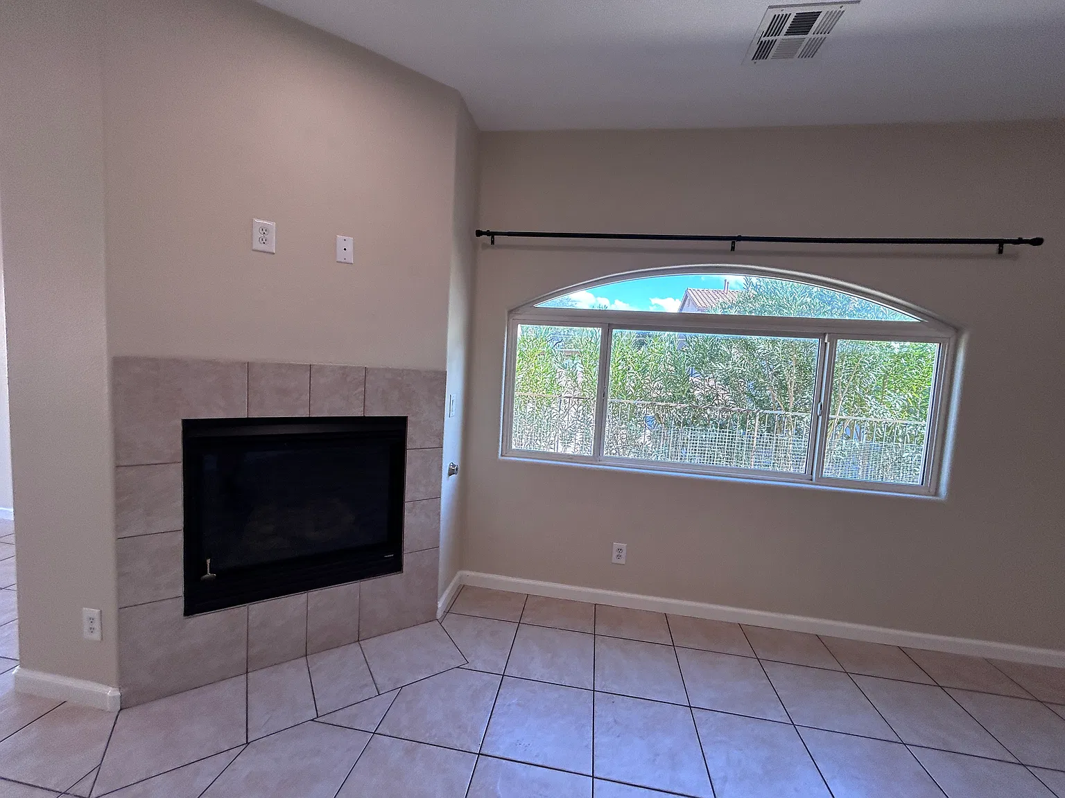 3 bed, 2.5 bath, 1740 sqft, $1,949 — Photo 4