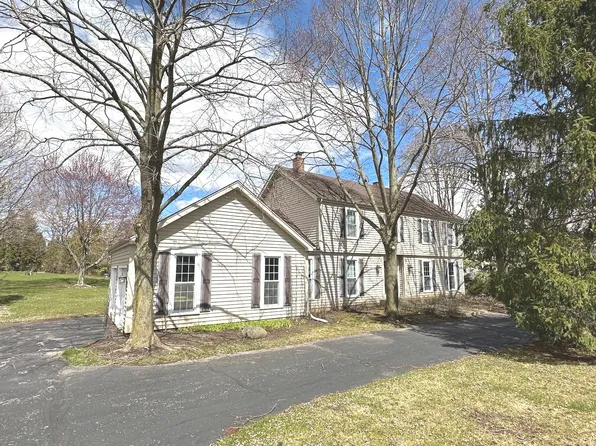 5720 Shadowood Dr, Crystal Lake, IL 60012