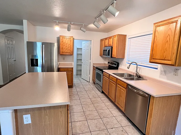 3041 W Horsham Dr — Photo 8