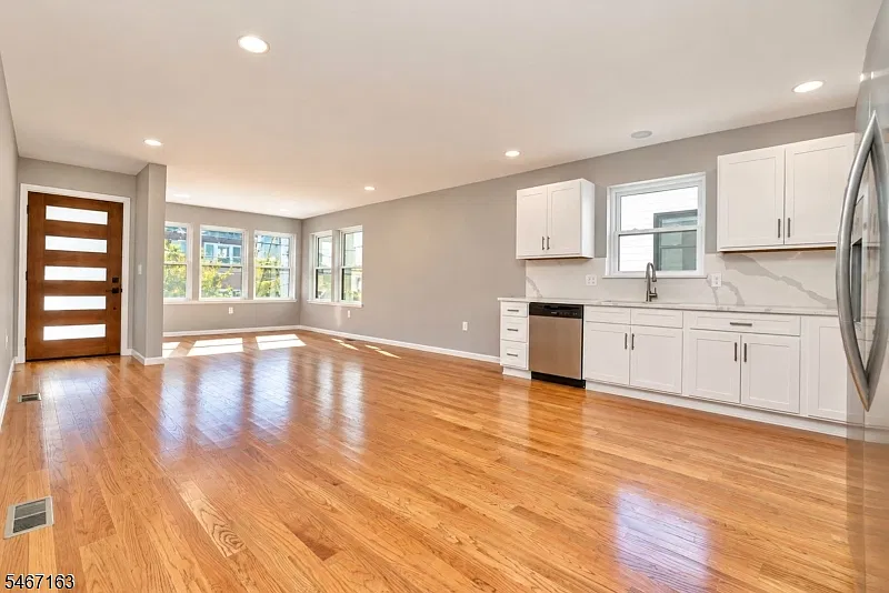 3 bed, 2.0 bath, $3,500 — Photo 2