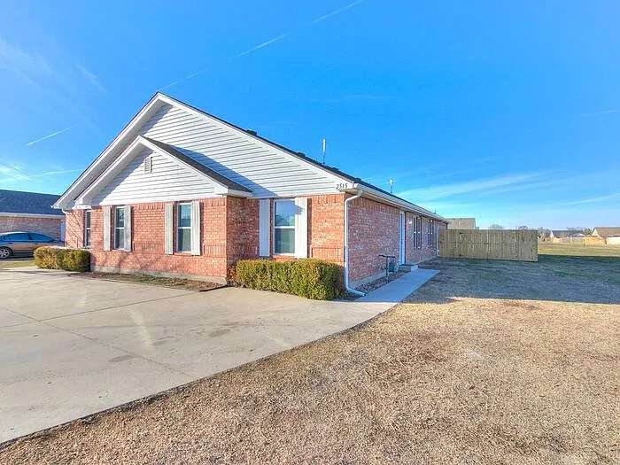 2515 Leeds Ln — Photo 8